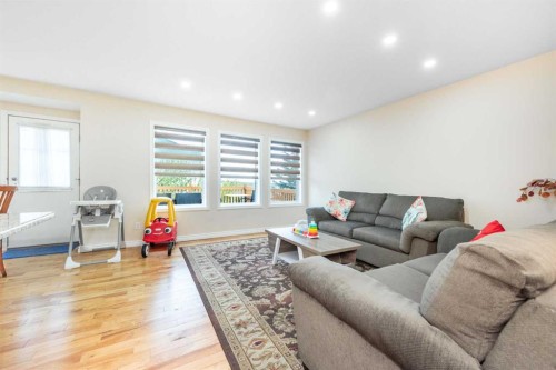138 Panamount Crescent Nw, Calgary, AB - Indoor Photo Showing Living Room