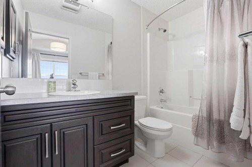 632 Mahogany Boulevard Se, Calgary, AB - Indoor Photo Showing Bathroom