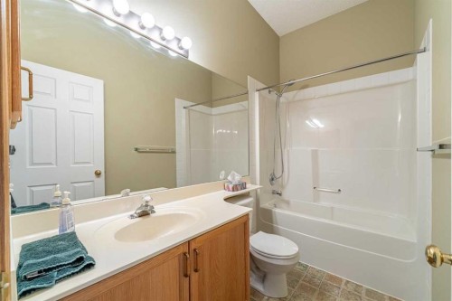 44 Prestwick Pond Terrace Se, Calgary, AB - Indoor Photo Showing Bathroom