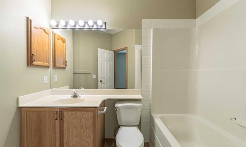 44 Prestwick Pond Terrace Se, Calgary, AB - Indoor Photo Showing Bathroom