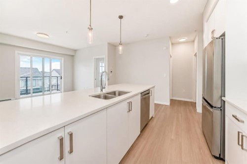1304-33 Carringham Gate Nw, Calgary, AB - Indoor Photo Showing Kitchen With Stainless Steel Kitchen With Double Sink With Upgraded Kitchen