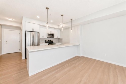 1304-33 Carringham Gate Nw, Calgary, AB - Indoor Photo Showing Kitchen With Upgraded Kitchen