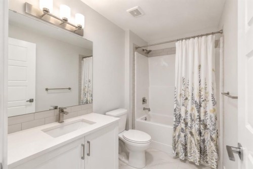 1304-33 Carringham Gate Nw, Calgary, AB - Indoor Photo Showing Bathroom