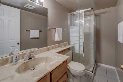 36 Hawksley Crescent Nw, Calgary, AB - Indoor Photo Showing Bathroom