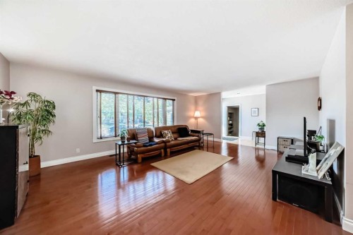 1220 73 Avenue Sw, Calgary, AB - Indoor Photo Showing Living Room
