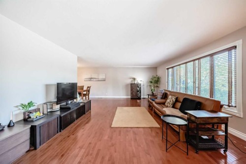 1220 73 Avenue Sw, Calgary, AB - Indoor Photo Showing Living Room