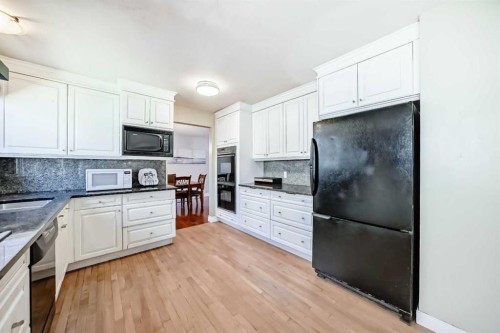 1220 73 Avenue Sw, Calgary, AB - Indoor Photo Showing Kitchen