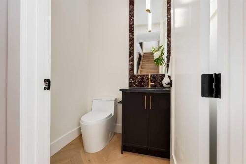 631 28 Avenue Nw, Calgary, AB - Indoor Photo Showing Bathroom