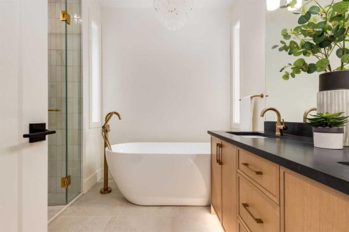 631 28 Avenue Nw, Calgary, AB - Indoor Photo Showing Bathroom