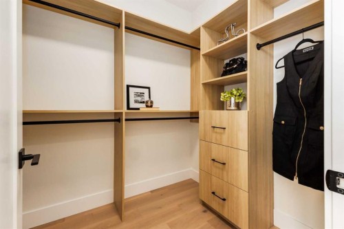 631 28 Avenue Nw, Calgary, AB - Indoor With Storage