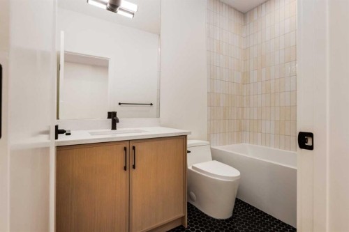 631 28 Avenue Nw, Calgary, AB - Indoor Photo Showing Bathroom