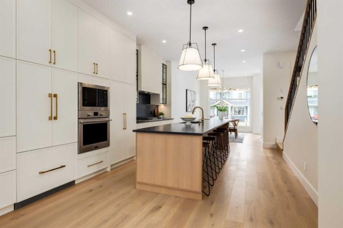 631 28 Avenue Nw, Calgary, AB - Indoor Photo Showing Kitchen With Upgraded Kitchen