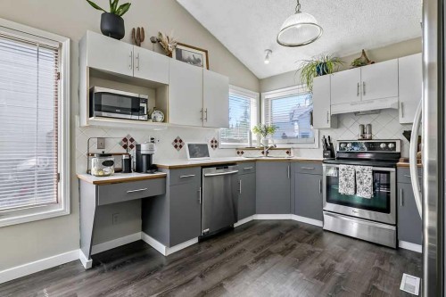52 Hunters Crescent, Okotoks, AB - Indoor Photo Showing Kitchen