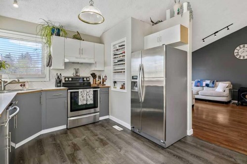 52 Hunters Crescent, Okotoks, AB - Indoor Photo Showing Kitchen