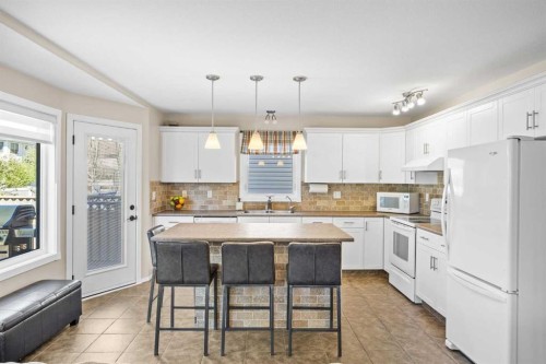 142 Sierra Nevada Green Sw, Calgary, AB - Indoor Photo Showing Kitchen With Double Sink With Upgraded Kitchen