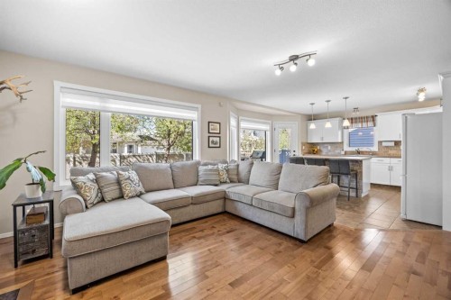 142 Sierra Nevada Green Sw, Calgary, AB - Indoor Photo Showing Living Room