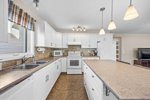 142 Sierra Nevada Green Sw, Calgary, AB - Indoor Photo Showing Kitchen With Double Sink