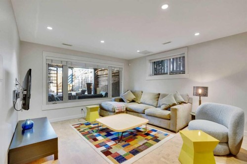 4120 16 Street Sw, Calgary, AB - Indoor Photo Showing Living Room