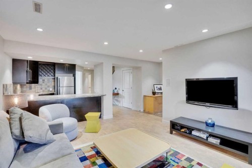 4120 16 Street Sw, Calgary, AB - Indoor Photo Showing Living Room