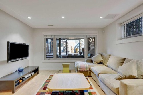 4120 16 Street Sw, Calgary, AB - Indoor Photo Showing Living Room