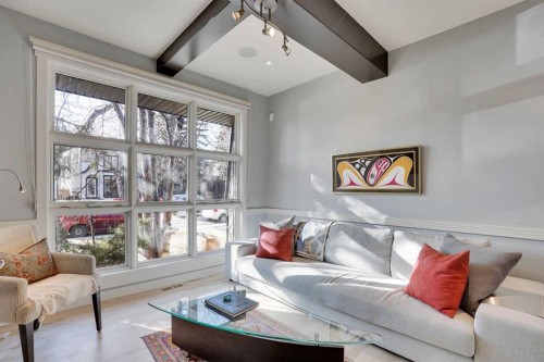 4120 16 Street Sw, Calgary, AB - Indoor Photo Showing Living Room