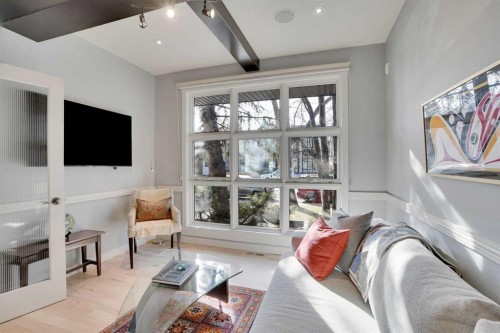 4120 16 Street Sw, Calgary, AB - Indoor Photo Showing Living Room