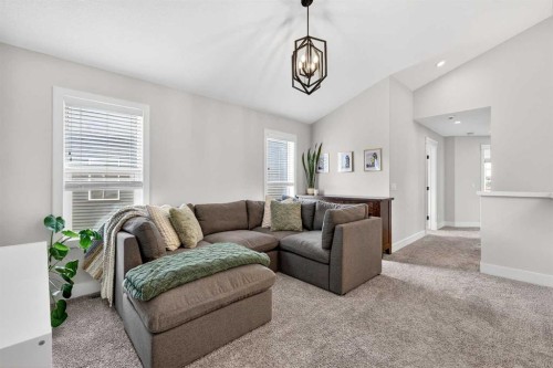 652 Reynolds Crescent Sw, Airdrie, AB - Indoor Photo Showing Living Room