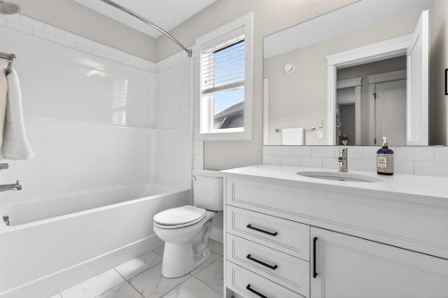 652 Reynolds Crescent Sw, Airdrie, AB - Indoor Photo Showing Bathroom