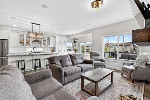 652 Reynolds Crescent Sw, Airdrie, AB - Indoor Photo Showing Living Room