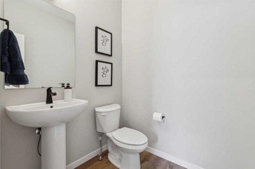 437 Magnolia Way Se, Calgary, AB - Indoor Photo Showing Bathroom
