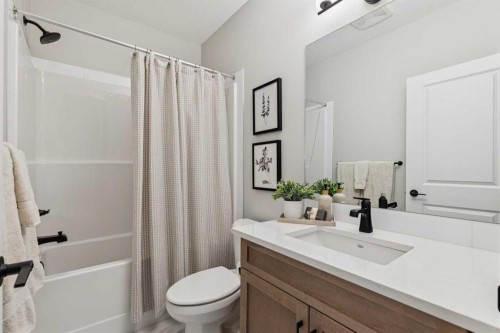 437 Magnolia Way Se, Calgary, AB - Indoor Photo Showing Bathroom