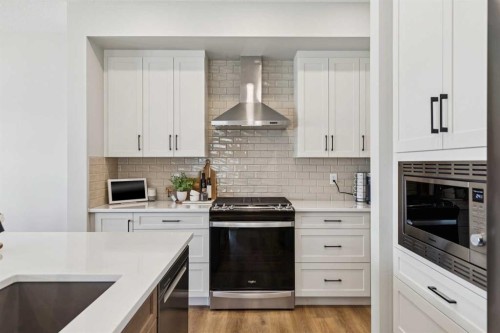 437 Magnolia Way Se, Calgary, AB - Indoor Photo Showing Kitchen
