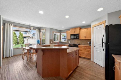 152 Chapman Close Se, Calgary, AB - Indoor Photo Showing Kitchen