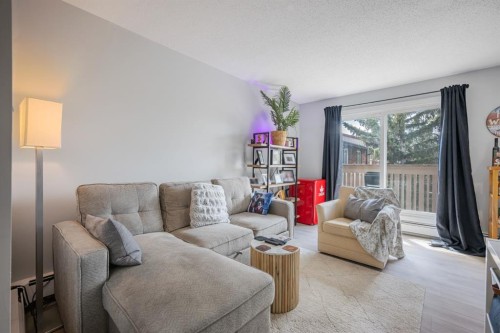 634-11620 Elbow Drive Sw, Calgary, AB - Indoor Photo Showing Living Room