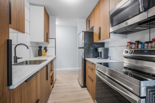 634-11620 Elbow Drive Sw, Calgary, AB - Indoor Photo Showing Kitchen