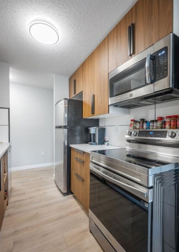 634-11620 Elbow Drive Sw, Calgary, AB - Indoor Photo Showing Kitchen