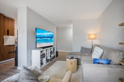 634-11620 Elbow Drive Sw, Calgary, AB - Indoor Photo Showing Living Room