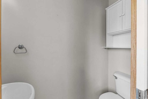 108 Everstone Rise Sw, Calgary, AB - Indoor Photo Showing Bathroom