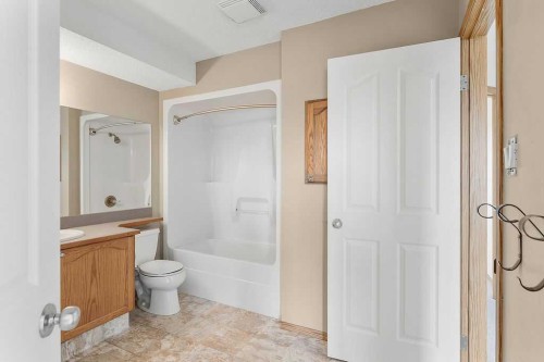 108 Everstone Rise Sw, Calgary, AB - Indoor Photo Showing Bathroom