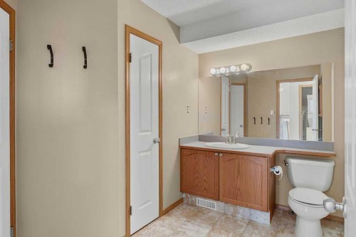 108 Everstone Rise Sw, Calgary, AB - Indoor Photo Showing Bathroom