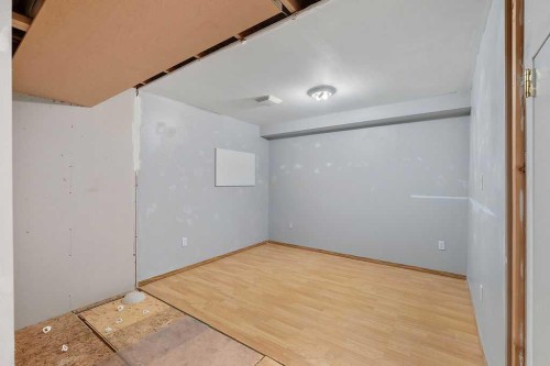 108 Everstone Rise Sw, Calgary, AB - Indoor Photo Showing Other Room