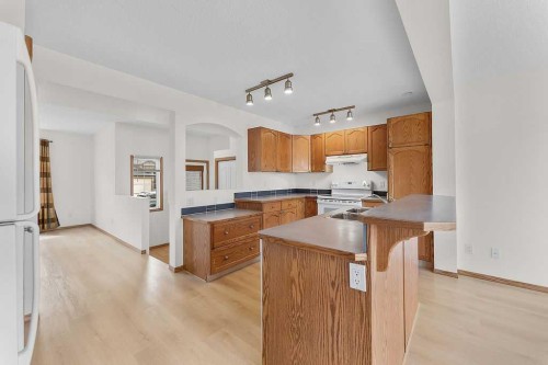 108 Everstone Rise Sw, Calgary, AB - Indoor Photo Showing Kitchen