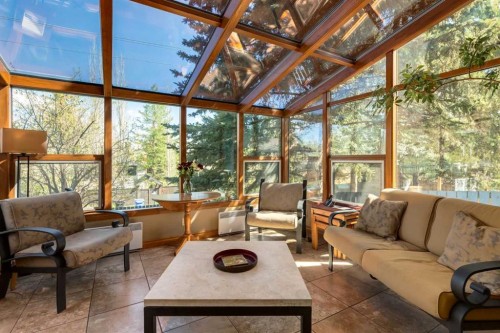 2724 Palliser Drive Sw, Calgary, AB - Indoor Photo Showing Living Room