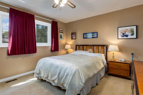 2724 Palliser Drive Sw, Calgary, AB - Indoor Photo Showing Bedroom