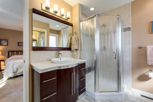 2724 Palliser Drive Sw, Calgary, AB - Indoor Photo Showing Bathroom