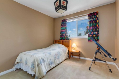 2724 Palliser Drive Sw, Calgary, AB - Indoor Photo Showing Bedroom