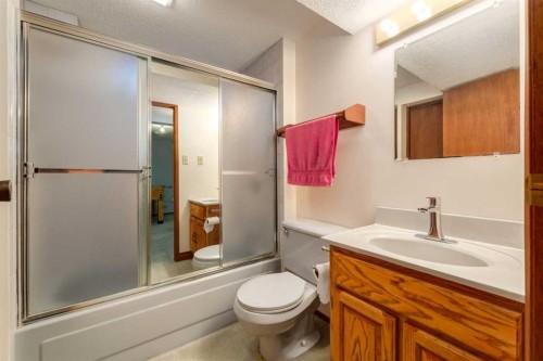 2724 Palliser Drive Sw, Calgary, AB - Indoor Photo Showing Bathroom
