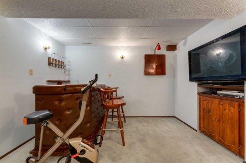 2724 Palliser Drive Sw, Calgary, AB - Indoor Photo Showing Other Room
