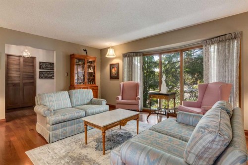 2724 Palliser Drive Sw, Calgary, AB - Indoor Photo Showing Living Room