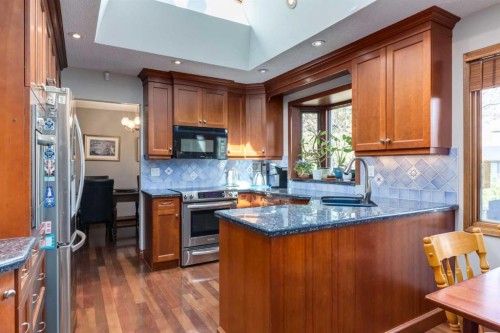 2724 Palliser Drive Sw, Calgary, AB - Indoor Photo Showing Kitchen